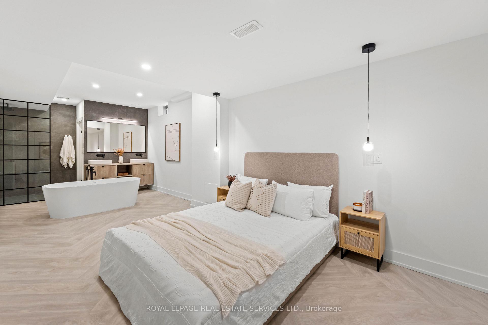 Photo 33 of 118 Coastline Drive, Brampton, Bram West — HOMEH