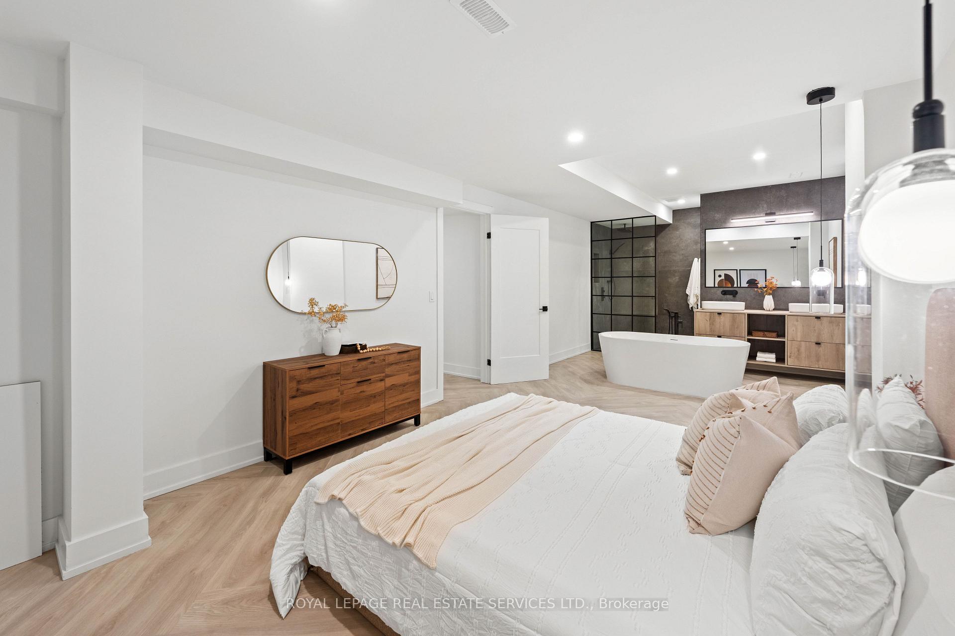Photo 34 of 118 Coastline Drive, Brampton, Bram West — HOMEH