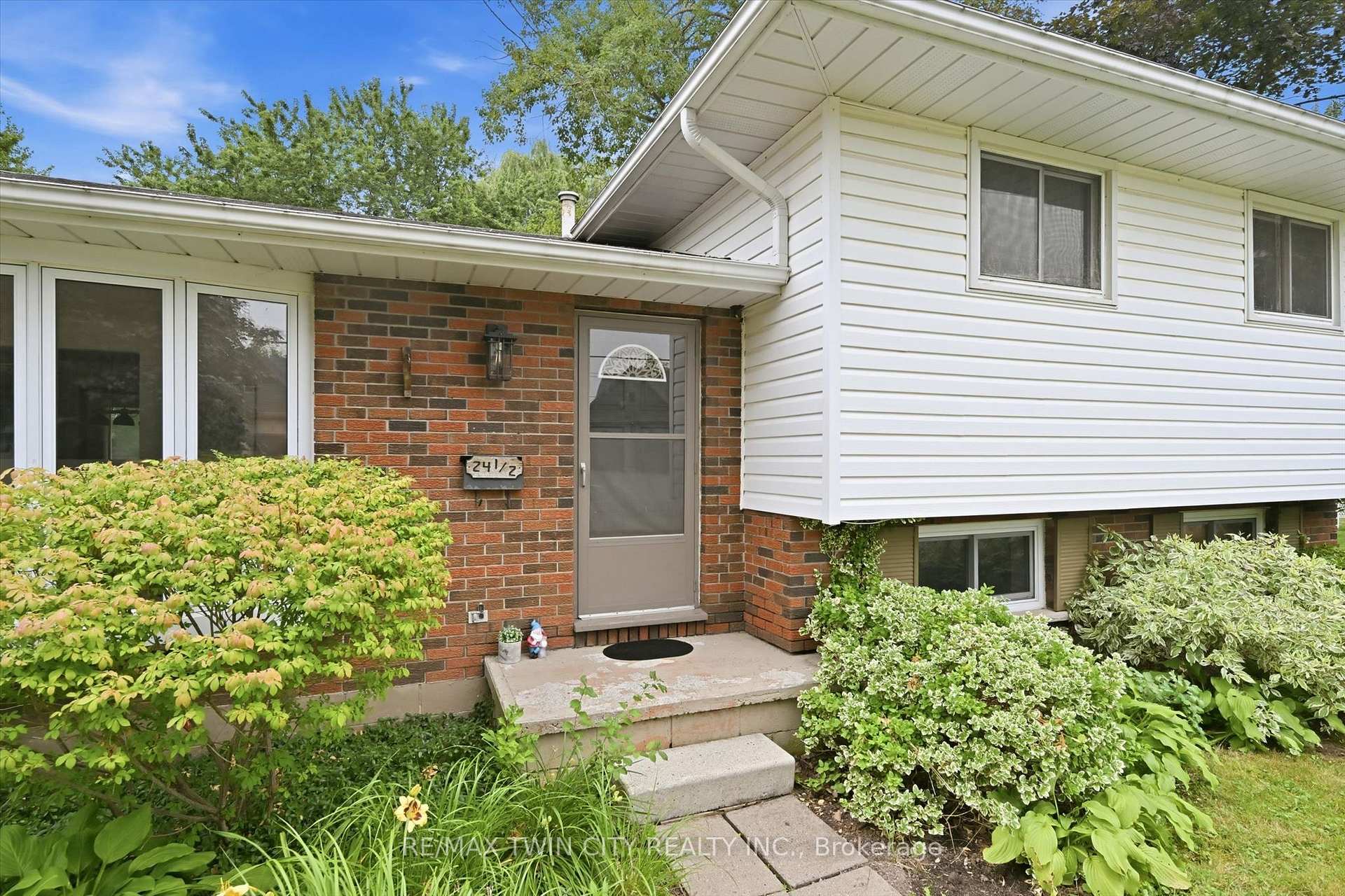 Photo 2 of 24 1/2 Parkview Road, Haldimand — HOMEH