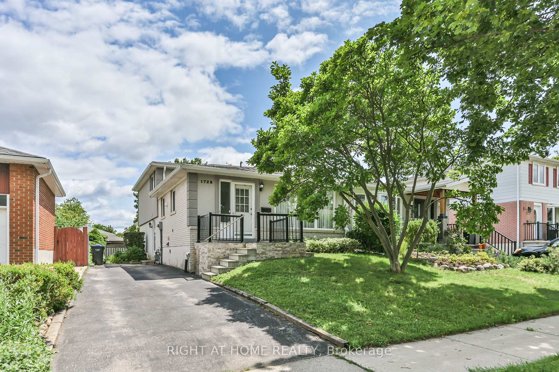 Front of 1728 Pickmere Court