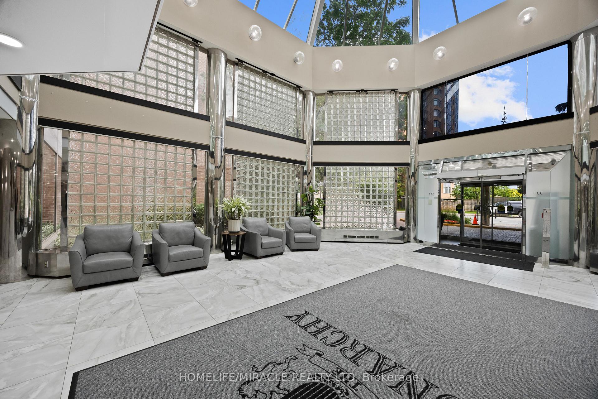 Photo 3 of Unit 406, 325 Webb Drive, Mississauga, City Centre — HOMEH