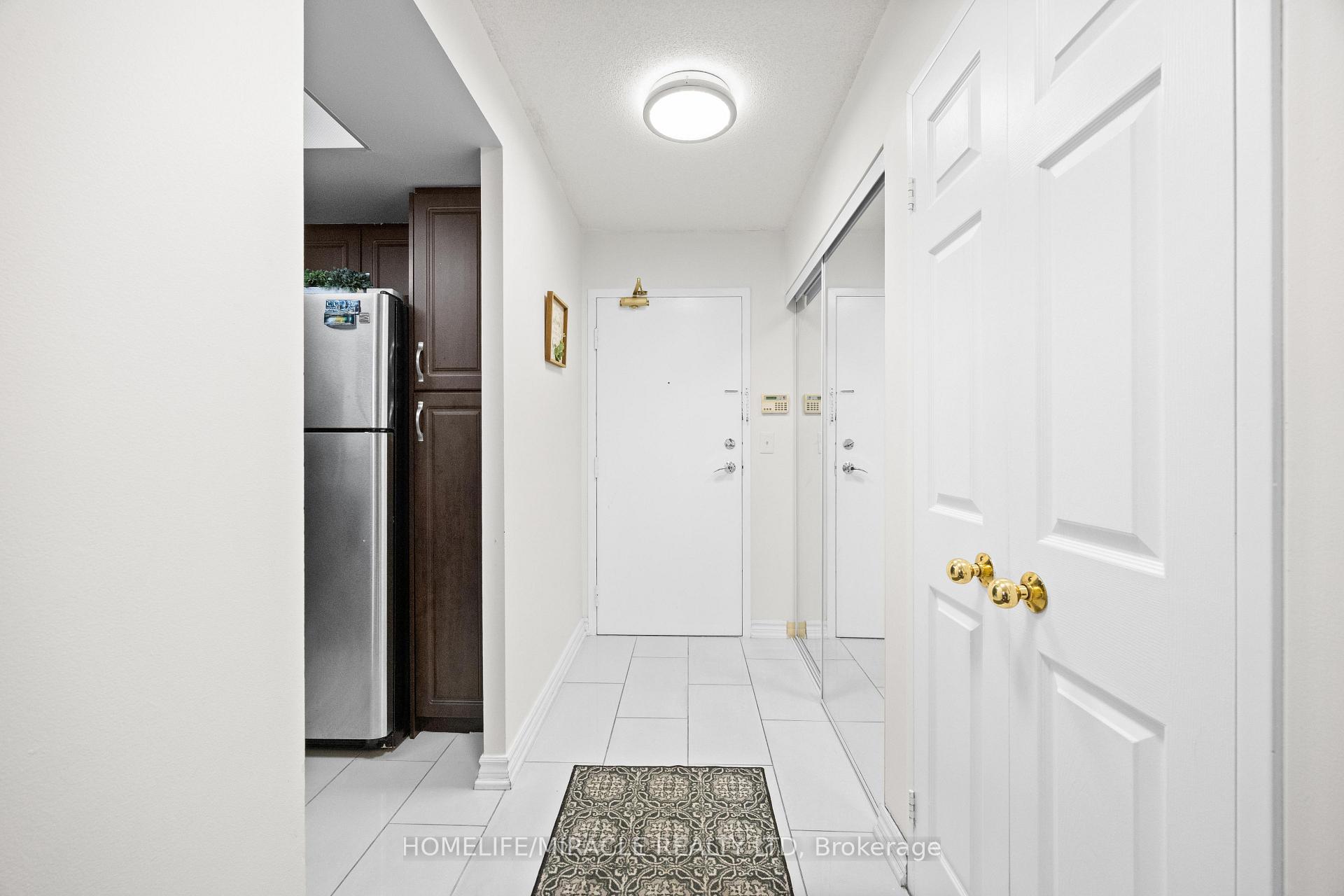 Photo 4 of Unit 406, 325 Webb Drive, Mississauga, City Centre — HOMEH