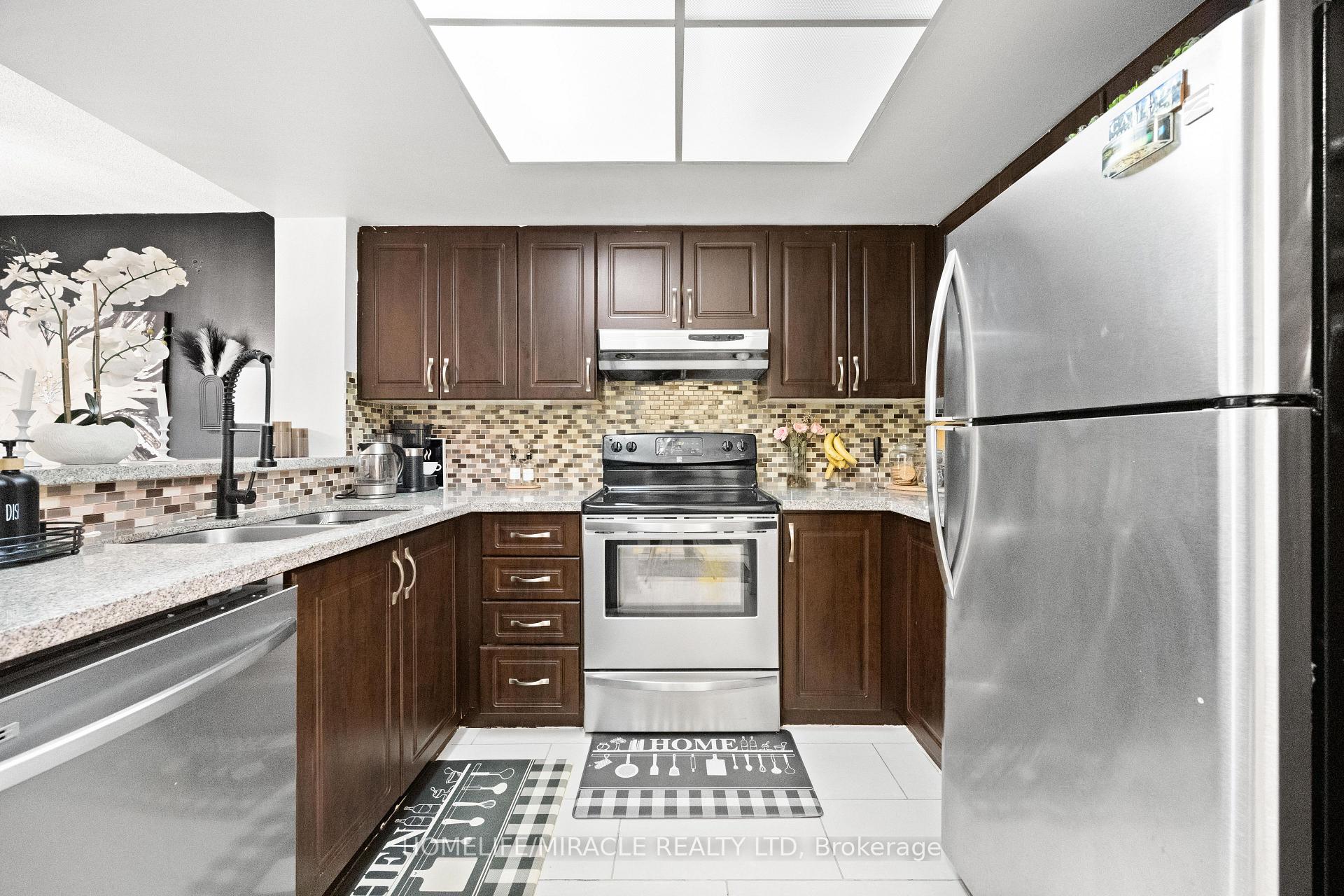Photo 6 of Unit 406, 325 Webb Drive, Mississauga, City Centre — HOMEH