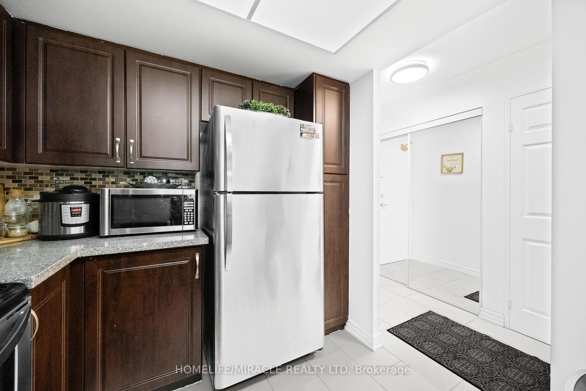 Photo 8 of Unit 406, 325 Webb Drive, Mississauga, City Centre — HOMEH