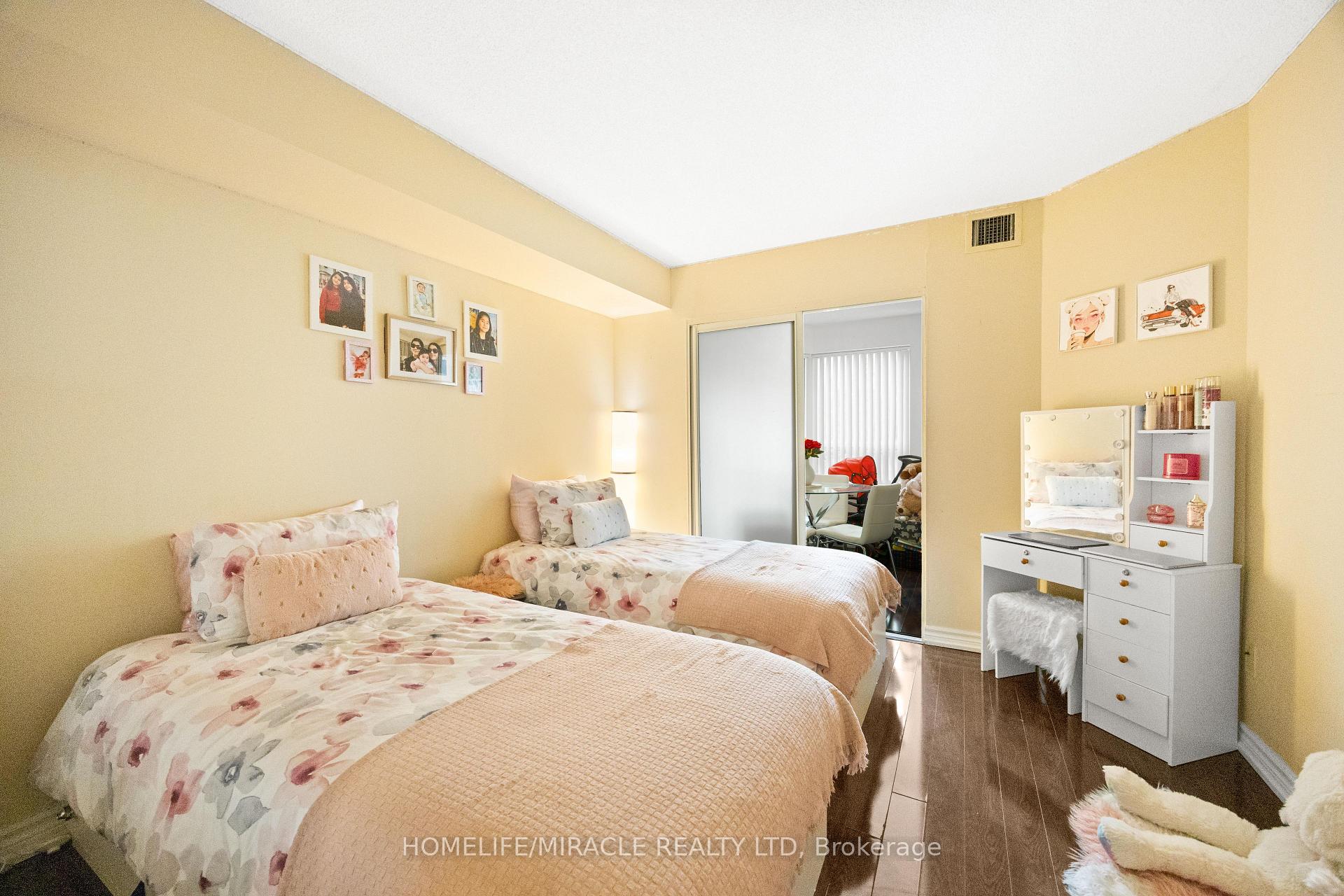 Photo 12 of Unit 406, 325 Webb Drive, Mississauga, City Centre — HOMEH