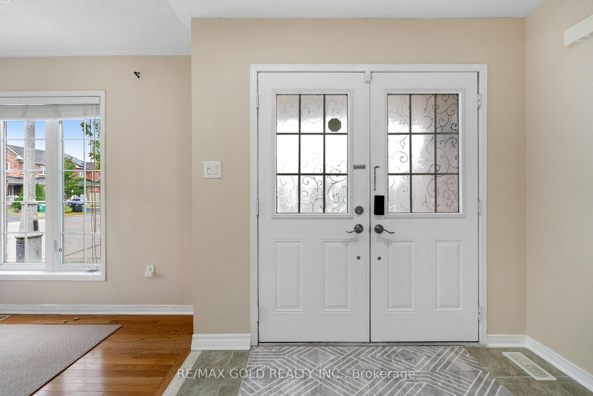Photo 4 of 54 Sugarberry Drive, Brampton, Credit Valley — HOMEH