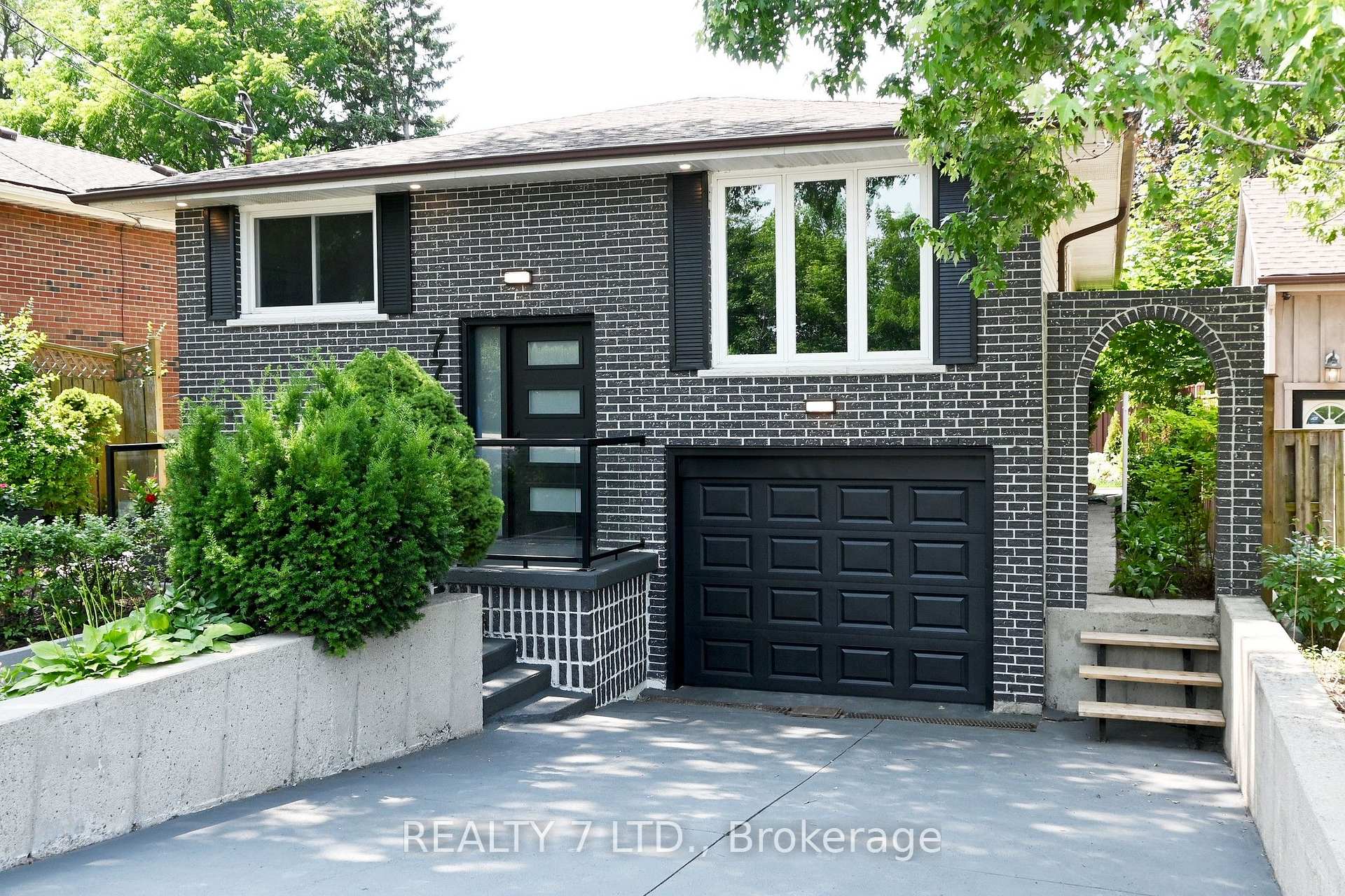 Photo 2 of 776 Garth Street, Hamilton, Westcliffe — HOMEH