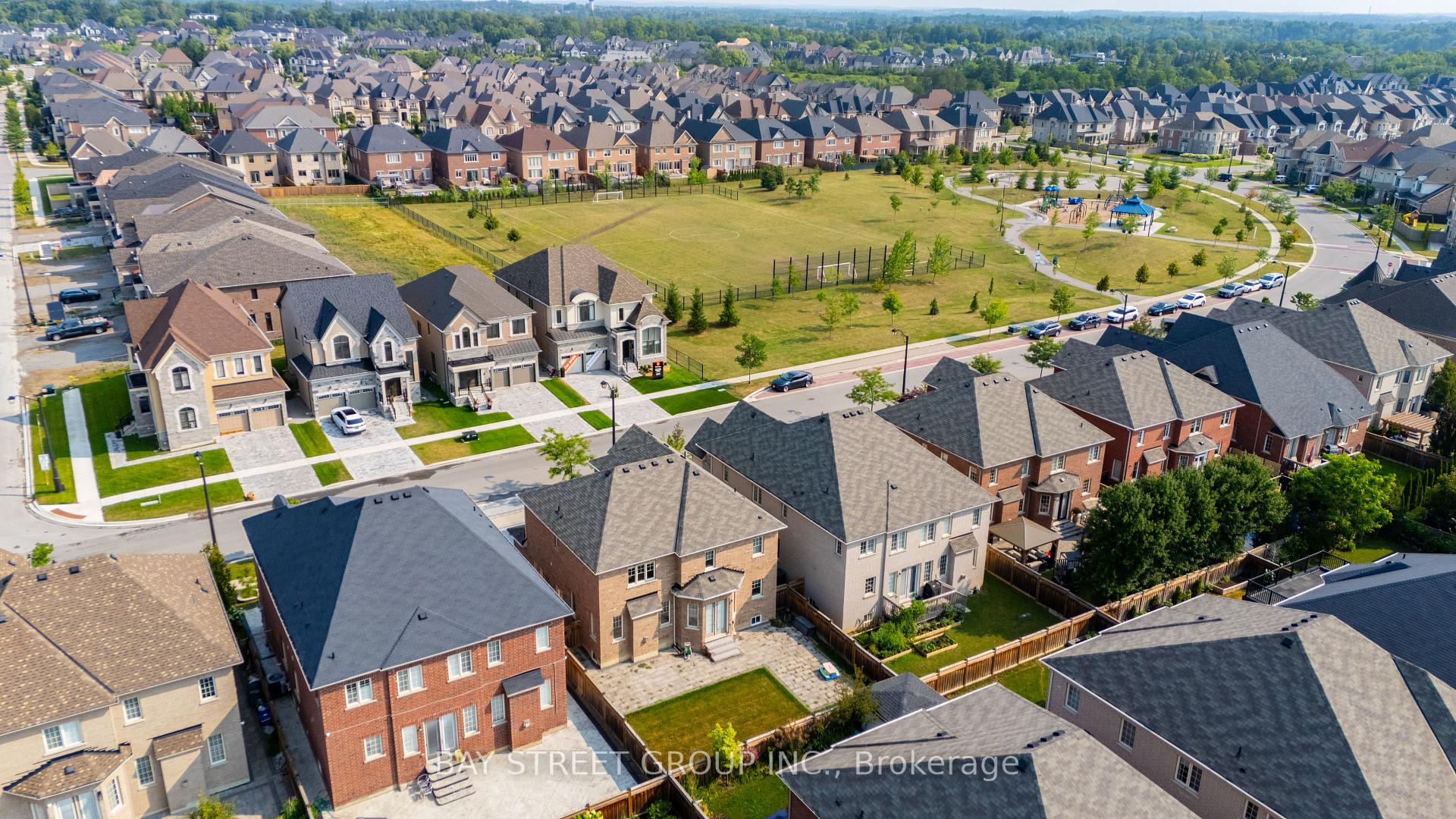 Photo 3 of 31 Woodgate Pines Drive, Vaughan, Kleinburg — HOMEH