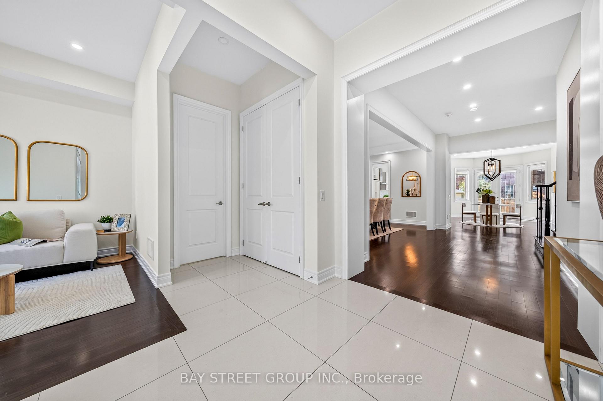 Photo 7 of 31 Woodgate Pines Drive, Vaughan, Kleinburg — HOMEH