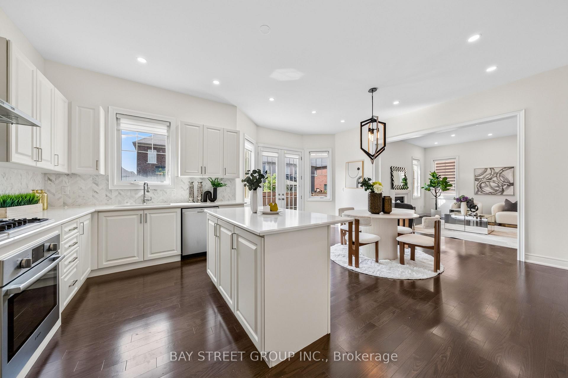 Photo 16 of 31 Woodgate Pines Drive, Vaughan, Kleinburg — HOMEH
