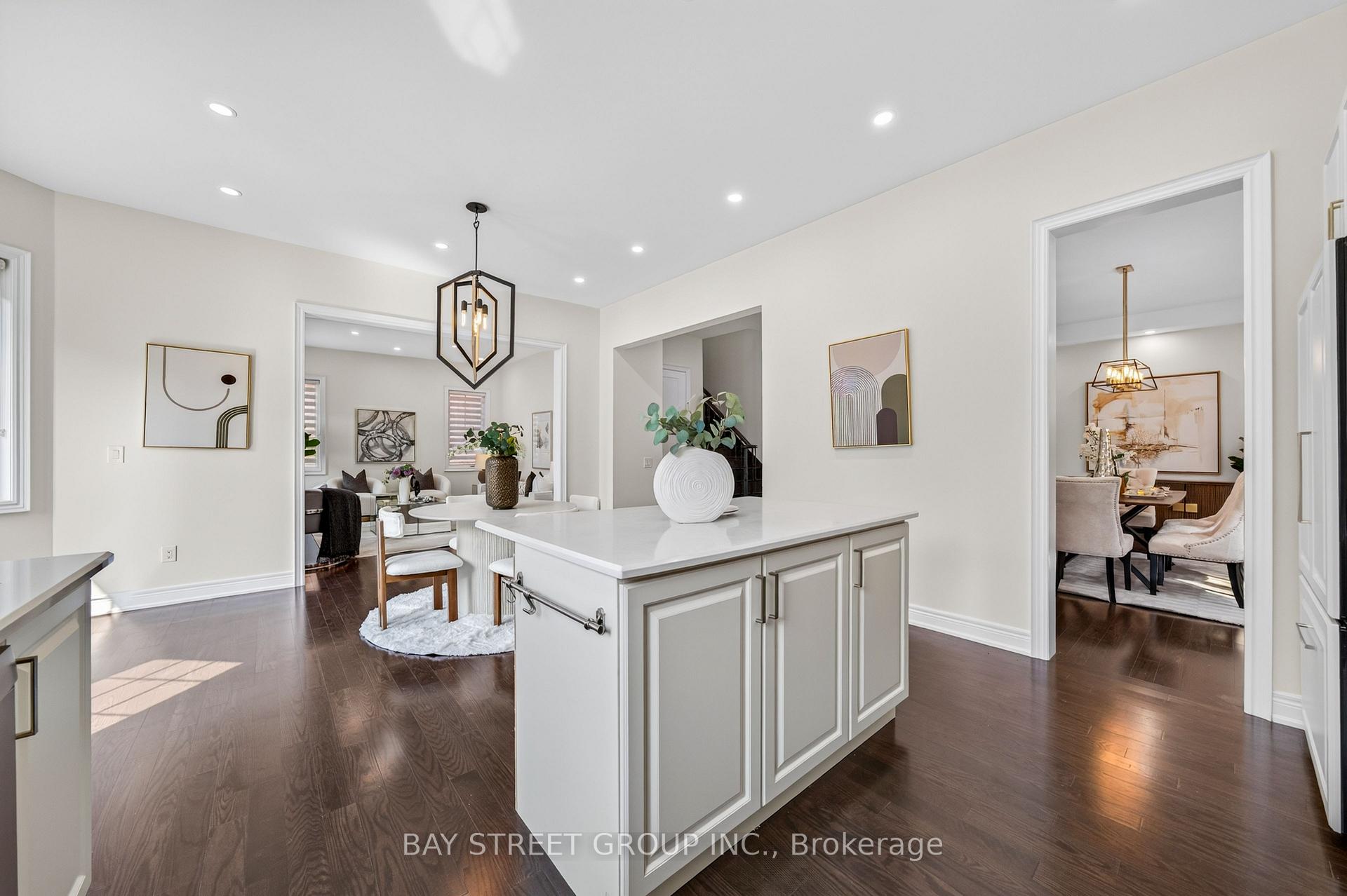 Photo 17 of 31 Woodgate Pines Drive, Vaughan, Kleinburg — HOMEH