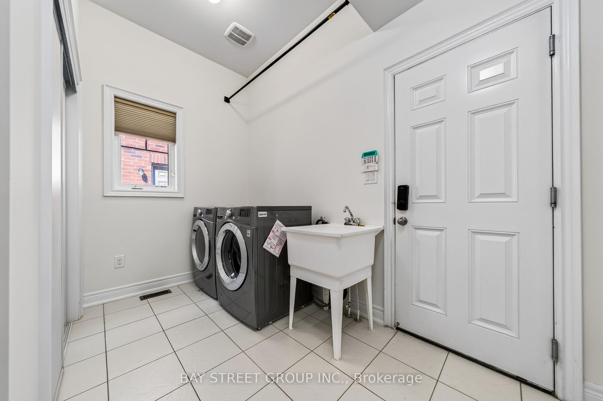 Photo 24 of 31 Woodgate Pines Drive, Vaughan, Kleinburg — HOMEH