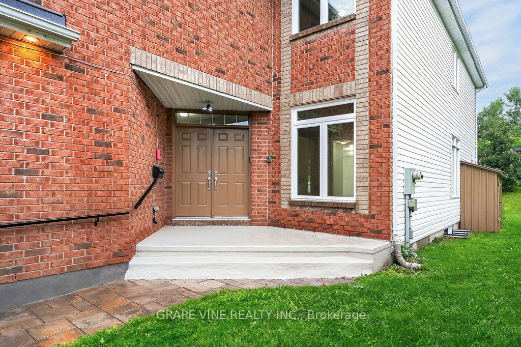 Photo 4 of 105 Rowallen Place, Ottawa, Hunt Club Park/Greenboro — HOMEH