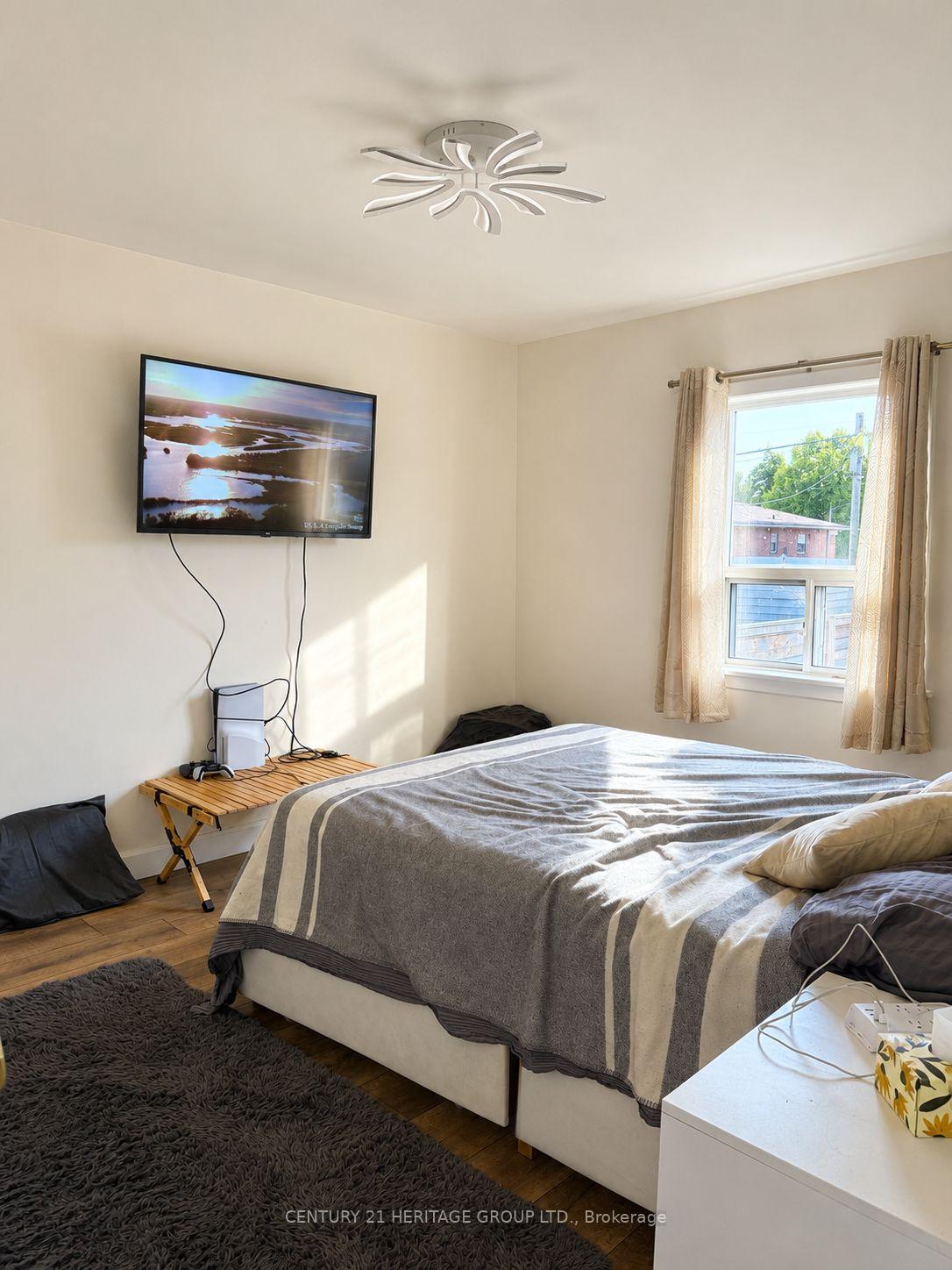 Photo 10 of 124 Regina Avenue, Toronto, Englemount-Lawrence — HOMEH