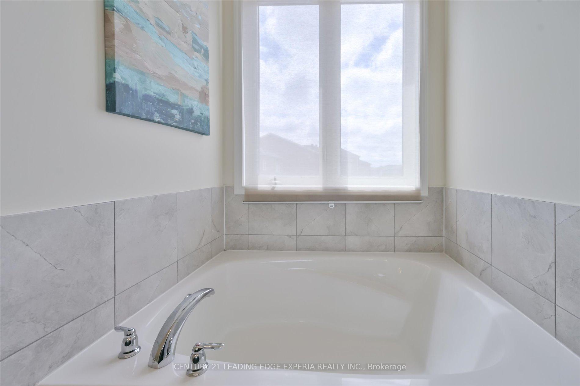 Photo 23 of 209 Baber Crescent, Aurora, Rural Aurora — HOMEH