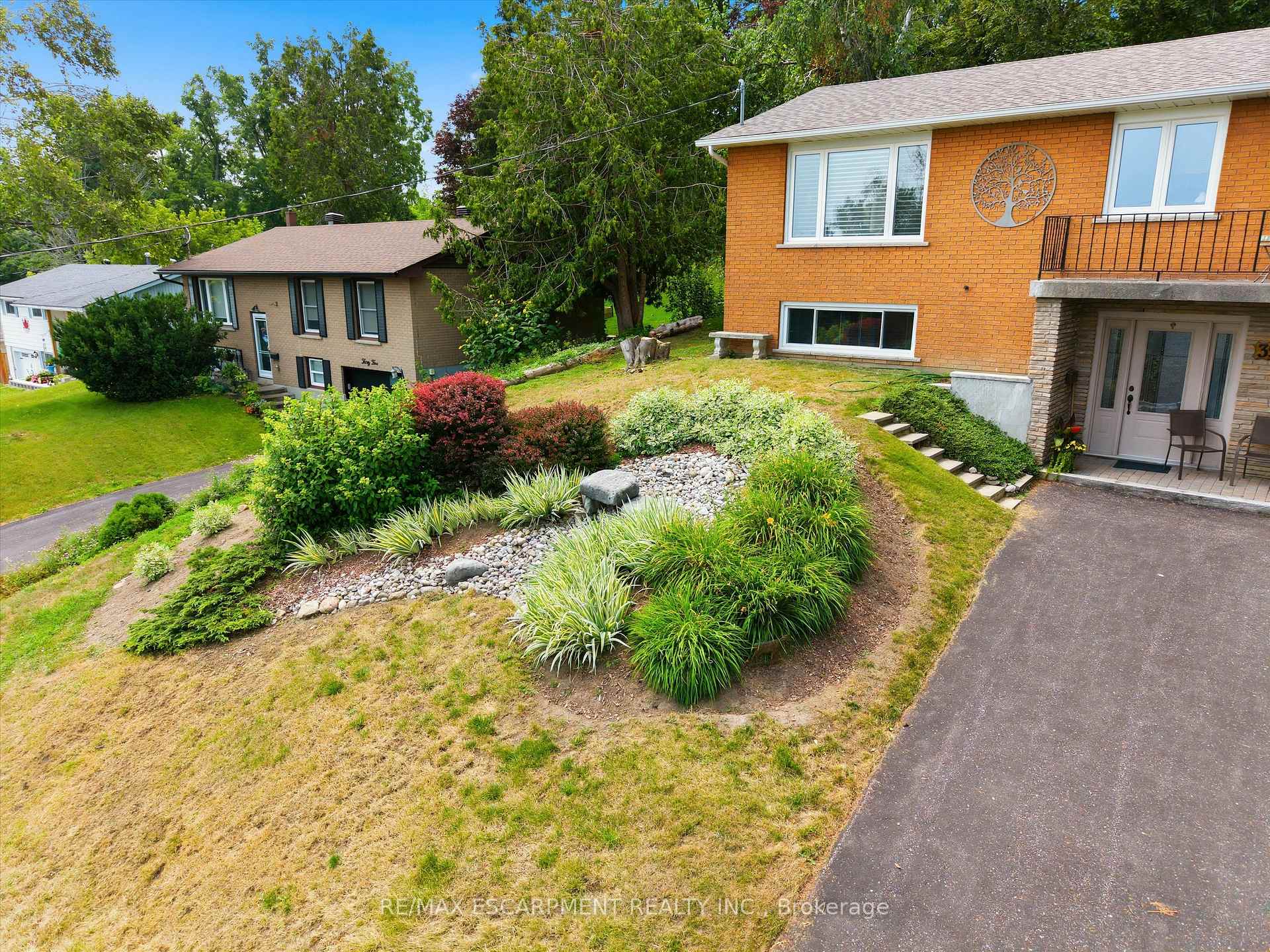 Photo 2 of 39 Orma Drive, Orillia — HOMEH