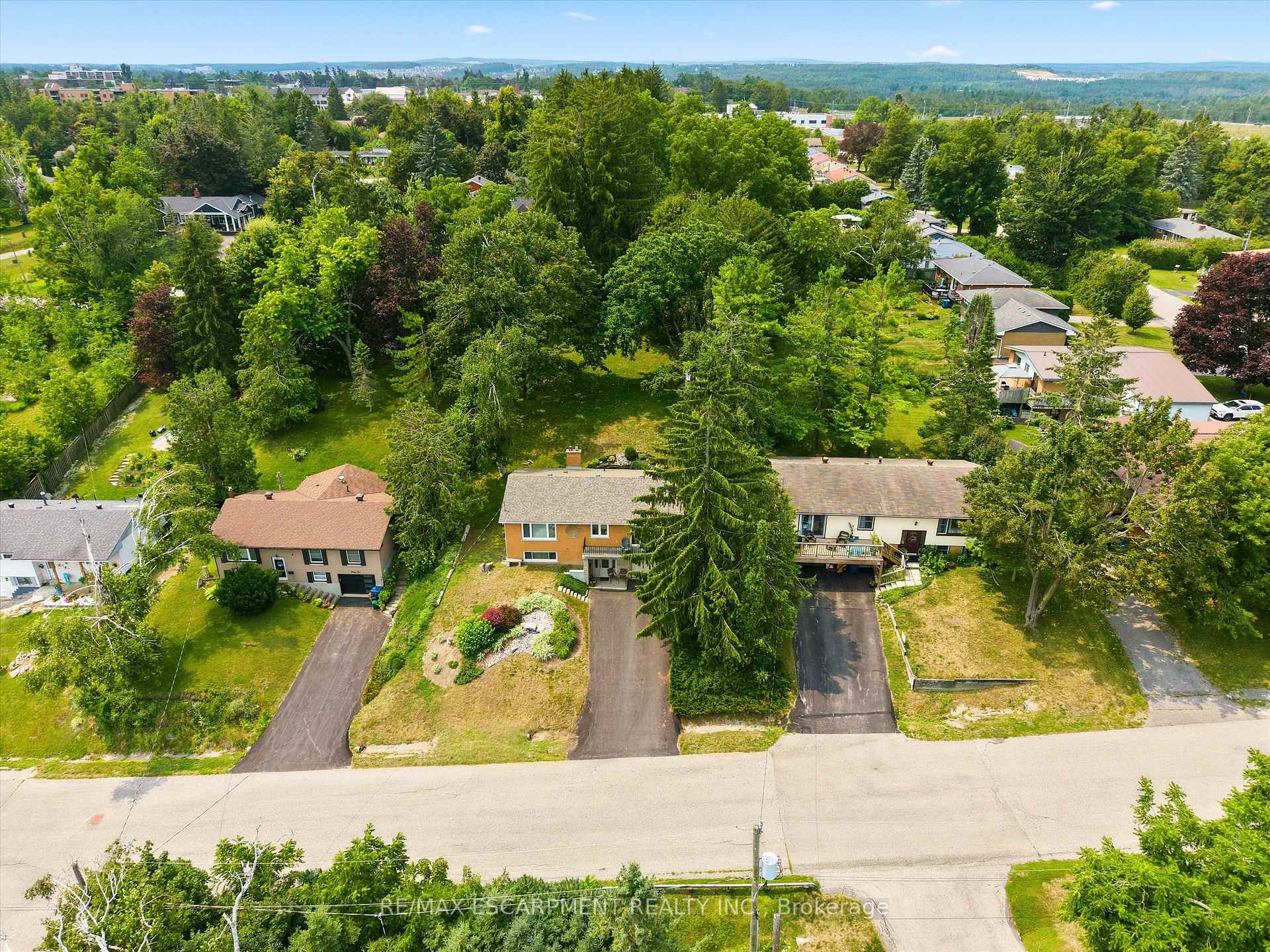 Photo 3 of 39 Orma Drive, Orillia — HOMEH