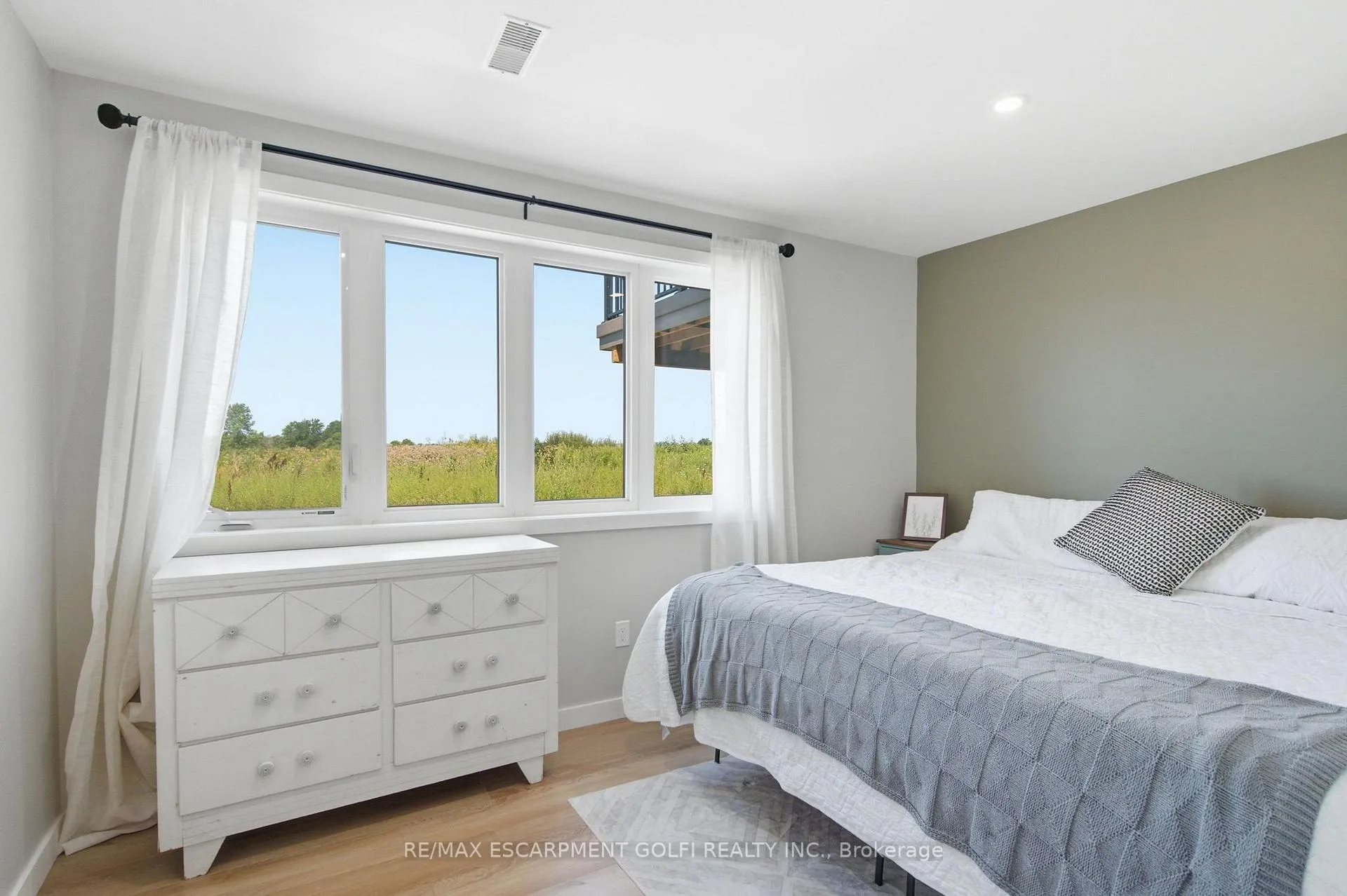 Photo 21 of 119 Midland Place, Welland, Hwy 406/Welland — HOMEH