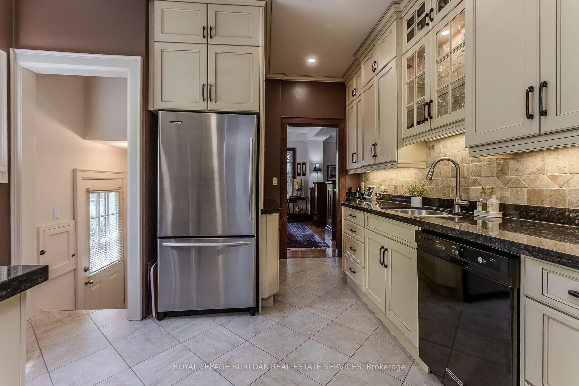 Photo 13 of 569 Locust Street, Burlington, Brant — HOMEH