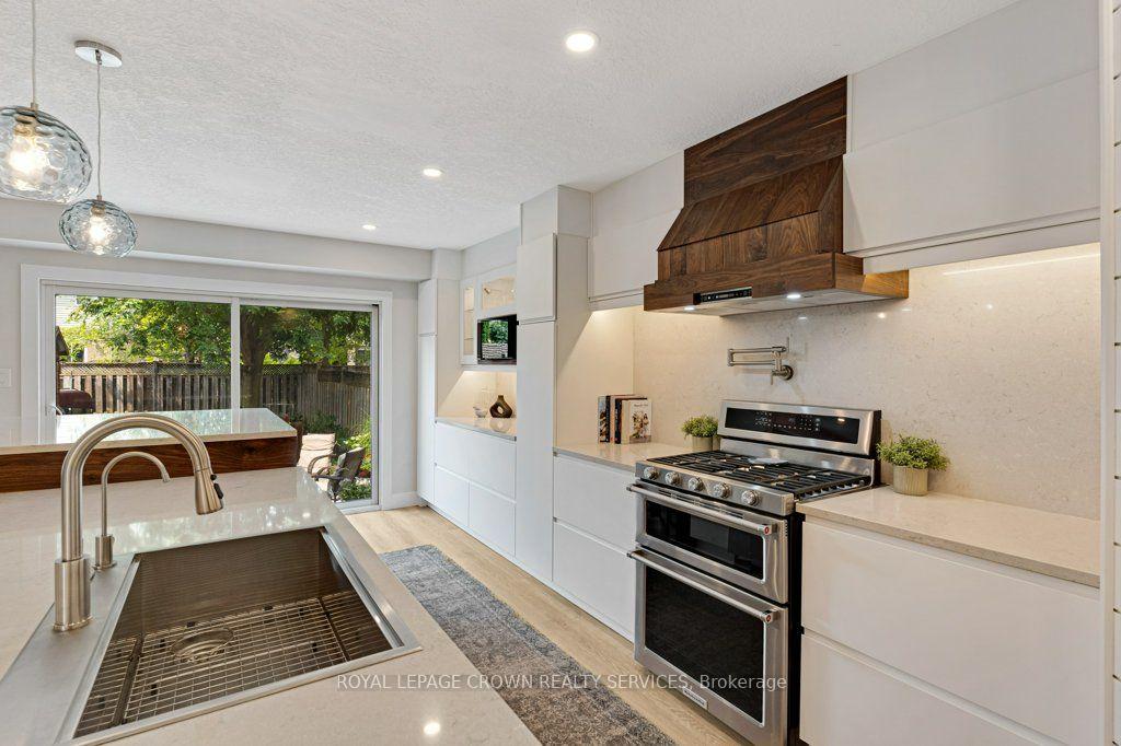 Photo 12 of 142 Deer Ridge Drive, Kitchener, Pioneer Tower West — HOMEH