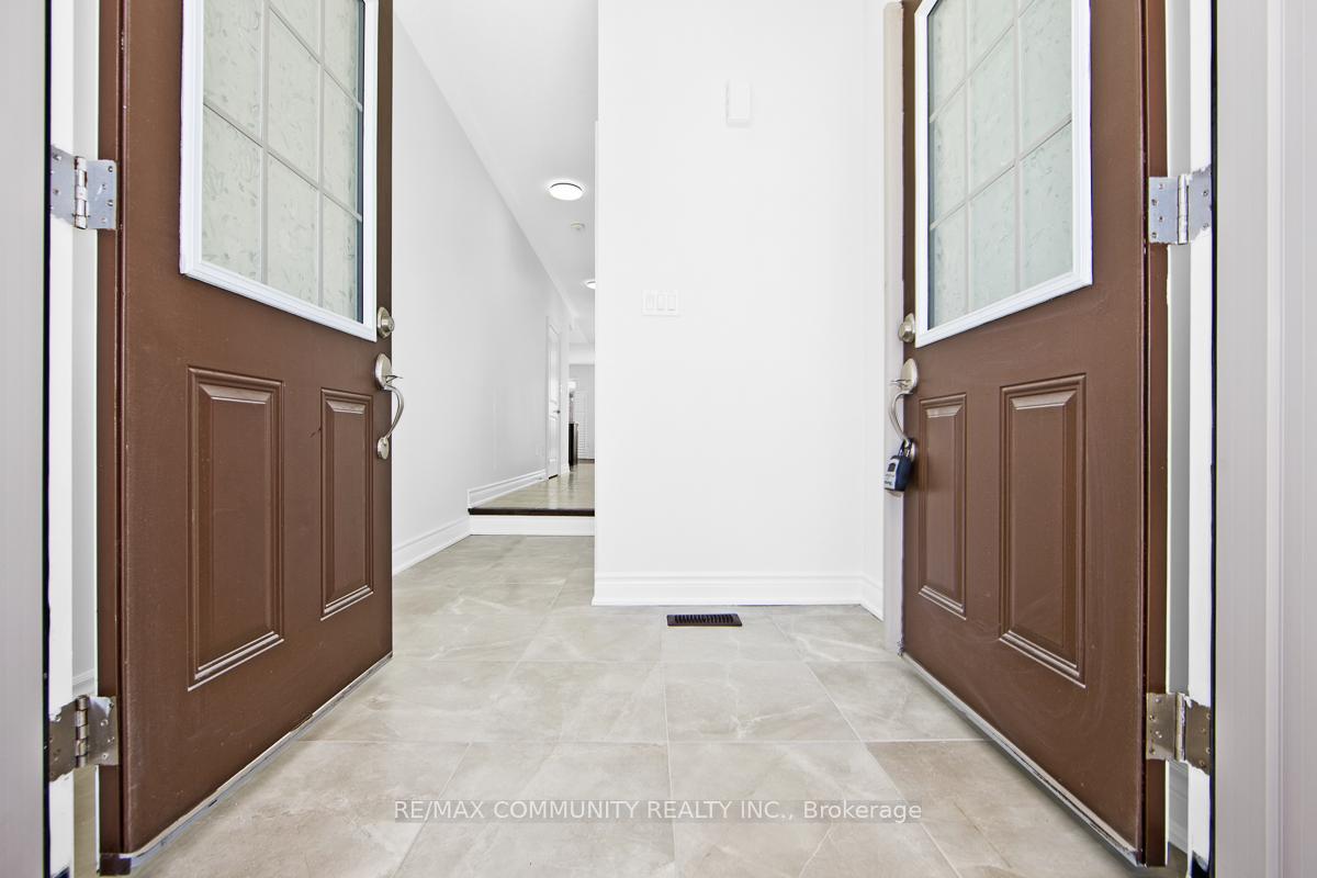 Photo 2 of 33 Liam Lane, Markham, Cedarwood — HOMEH