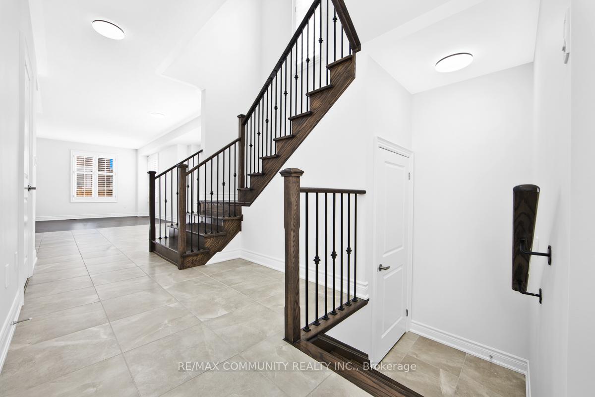 Photo 3 of 33 Liam Lane, Markham, Cedarwood — HOMEH