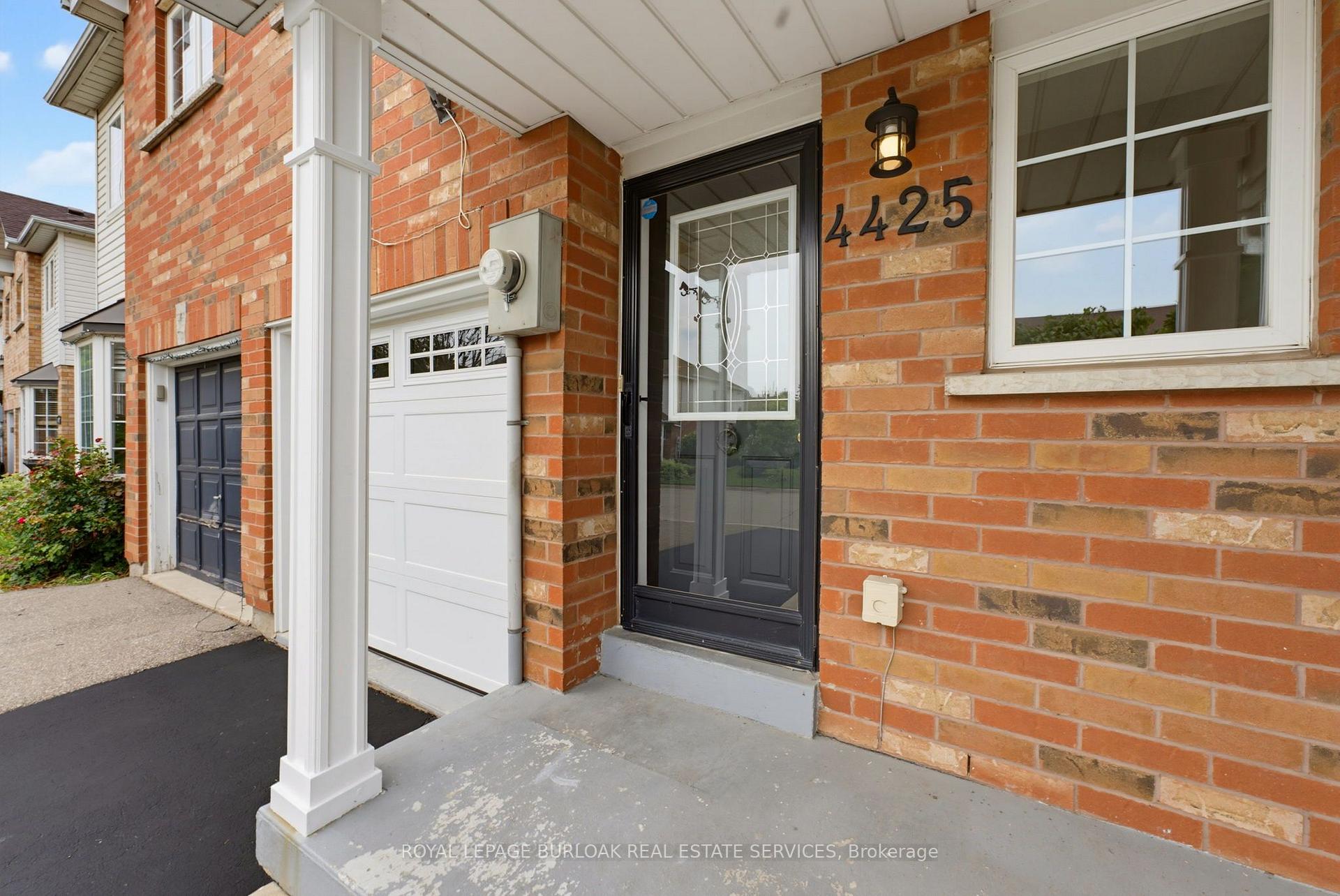 Photo 2 of 4425 Peter Drive, Burlington, Shoreacres — HOMEH