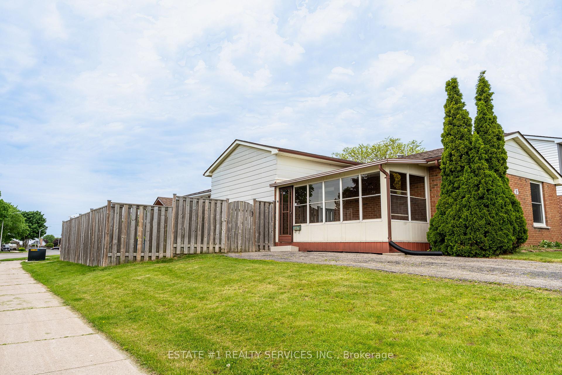 Photo 2 of 43 Dyer Street, St. Thomas — HOMEH