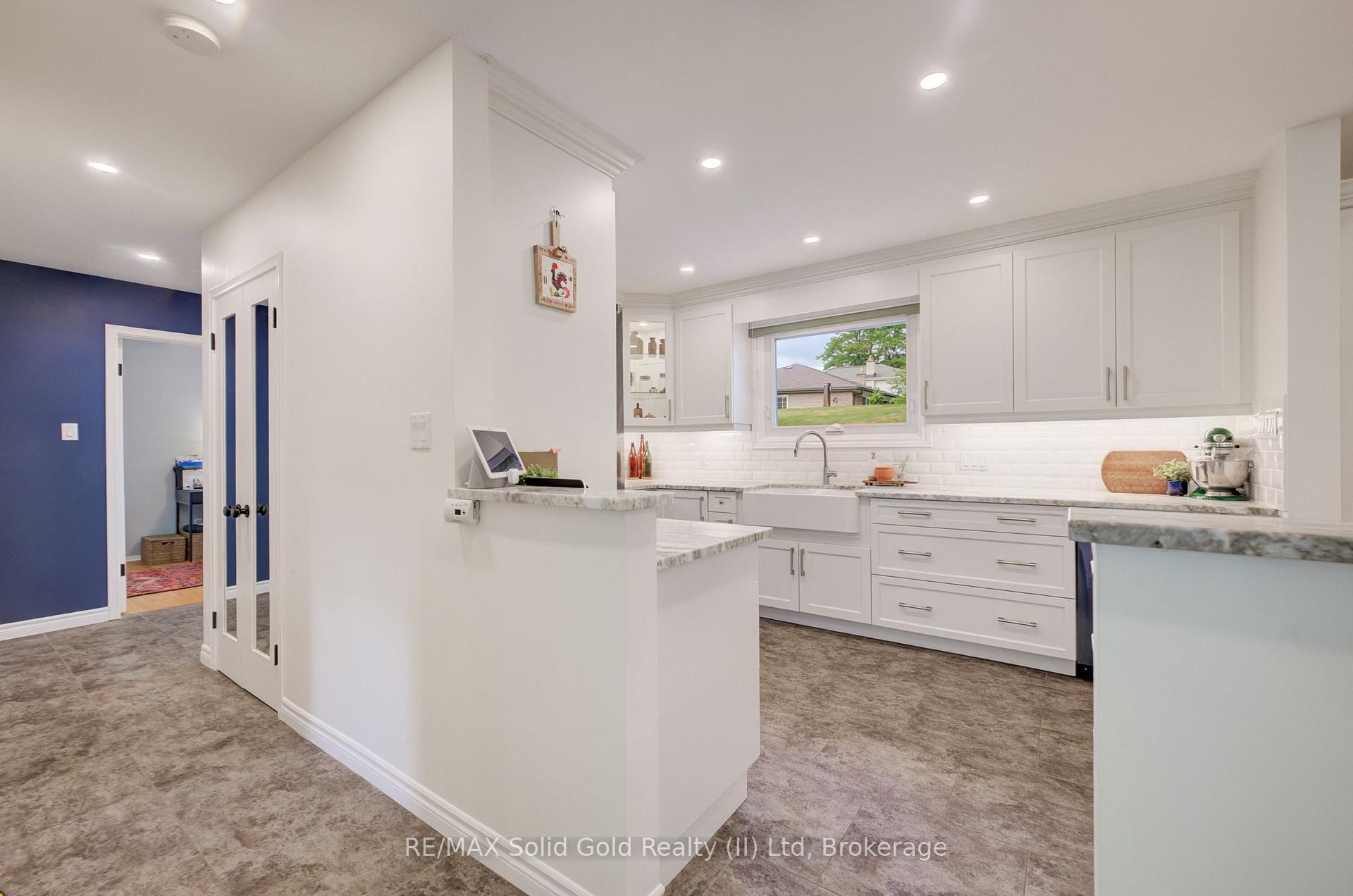 Photo 15 of 21 Kelly Drive, Kitchener, Victoria Hills — HOMEH