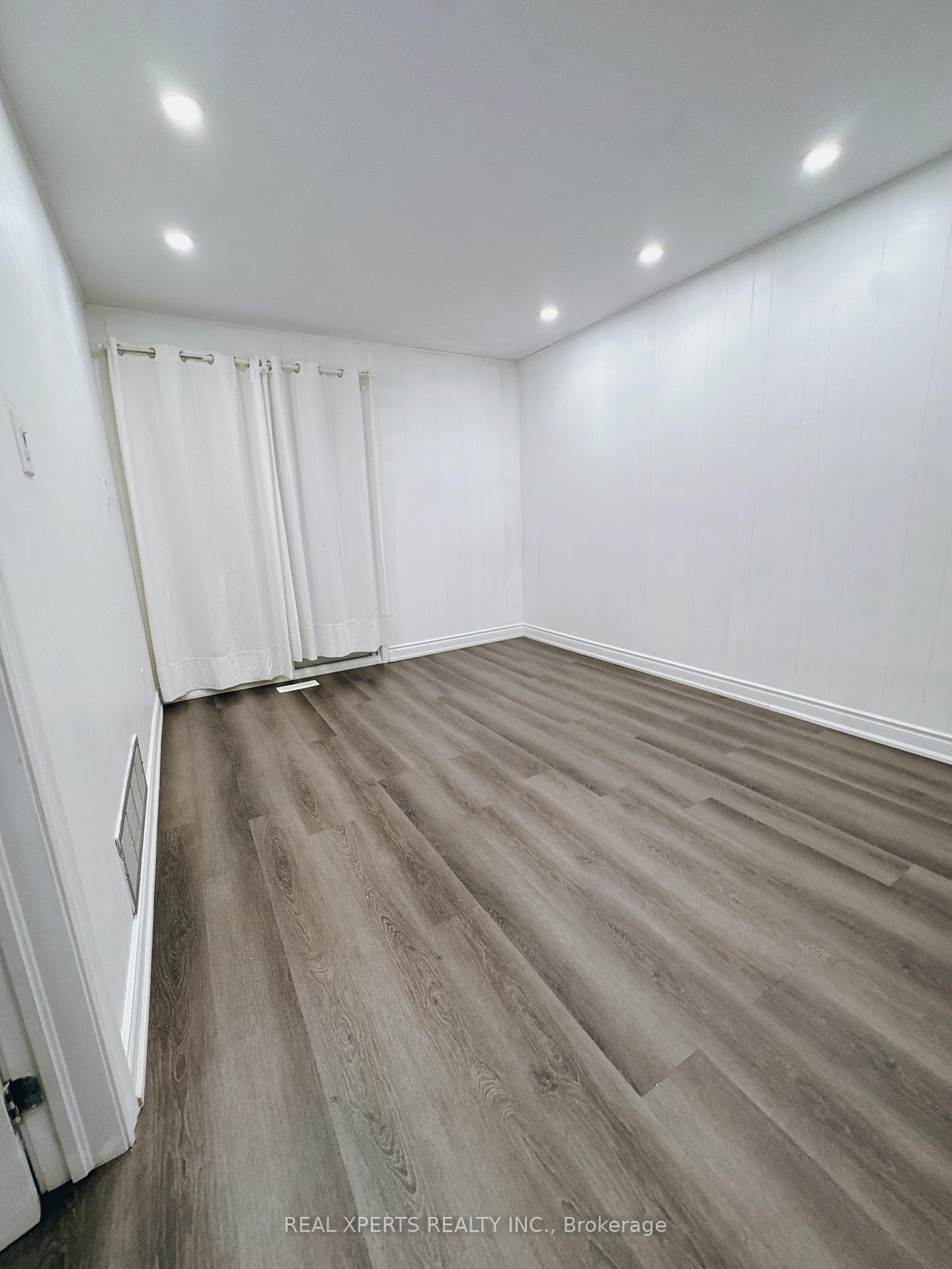 Photo 5 of 27 Roseville Drive, Brampton, Brampton South — HOMEH