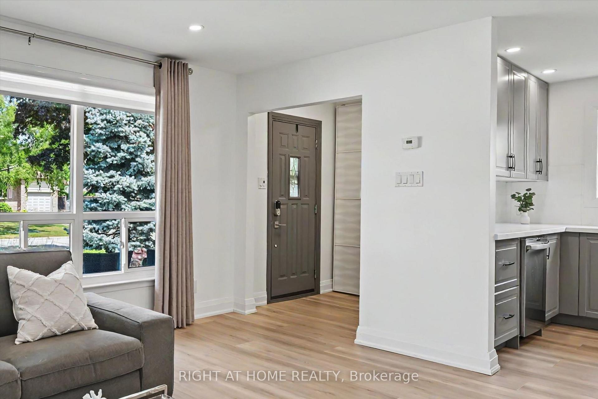 Photo 5 of 461 Withnell Crescent, Oakville, West — HOMEH