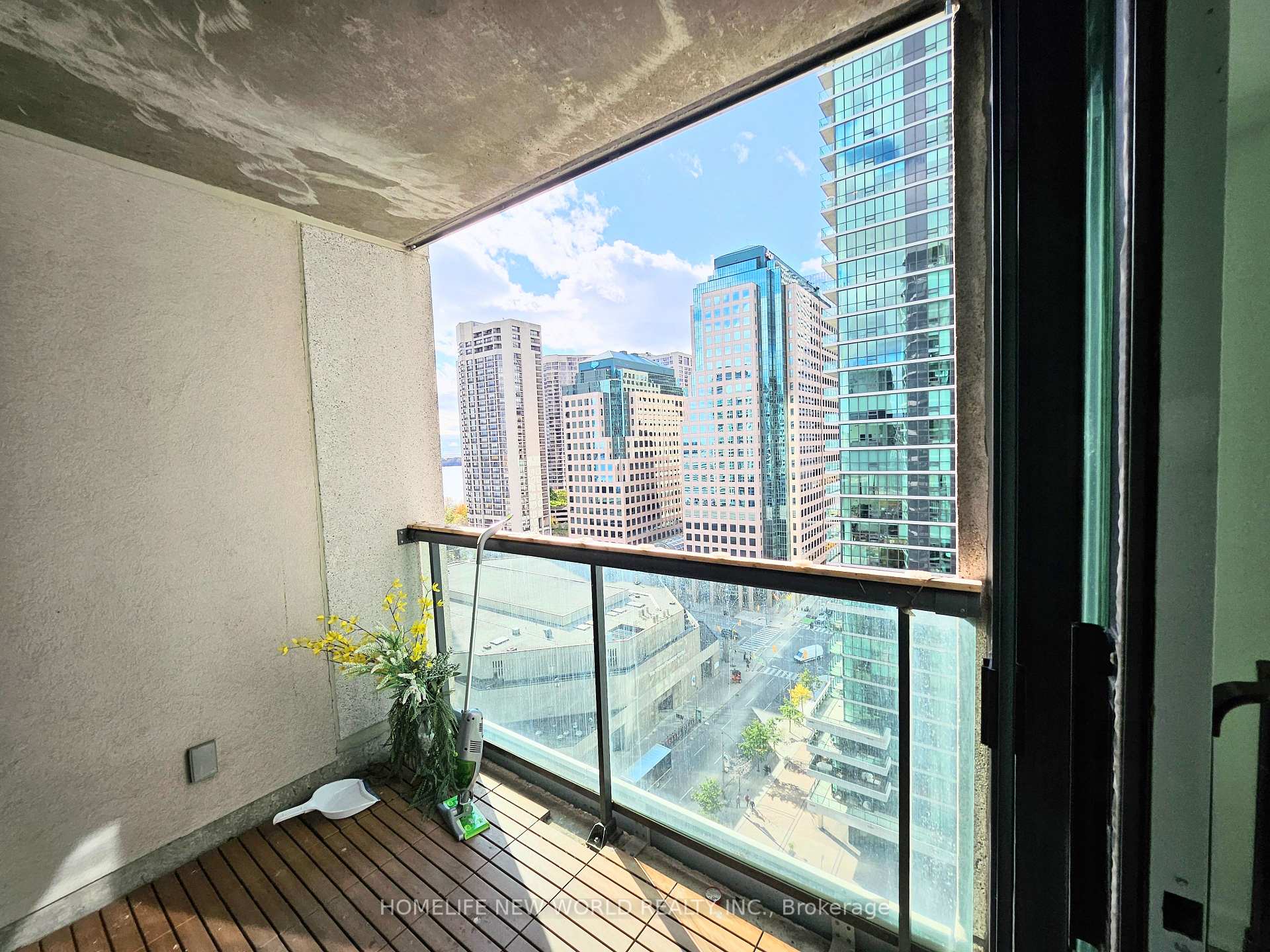 Photo 14 of Unit 1709, 12 Yonge Street, Toronto, Waterfront Communities — HOMEH