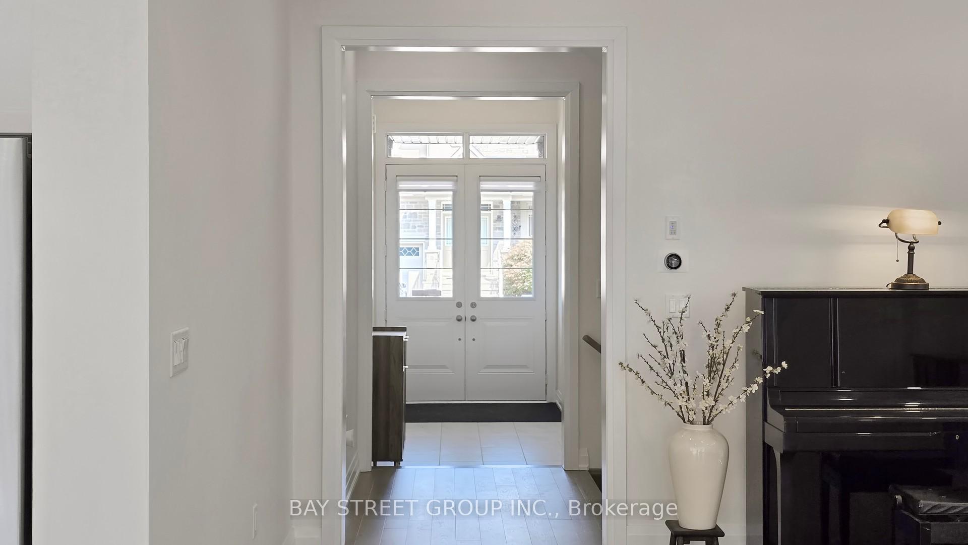 Photo 2 of Upper Two Bedrooms  - 97 Halldorson Avenue, Aurora, Bayview Northeast — HOMEH
