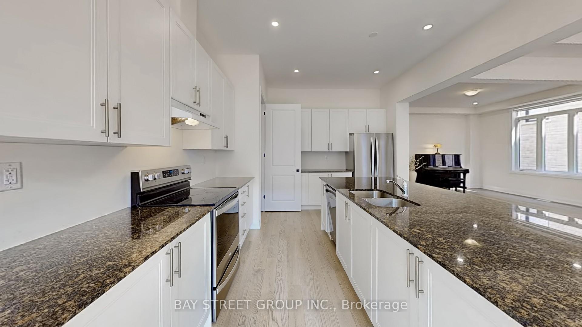 Photo 4 of Upper Two Bedrooms  - 97 Halldorson Avenue, Aurora, Bayview Northeast — HOMEH