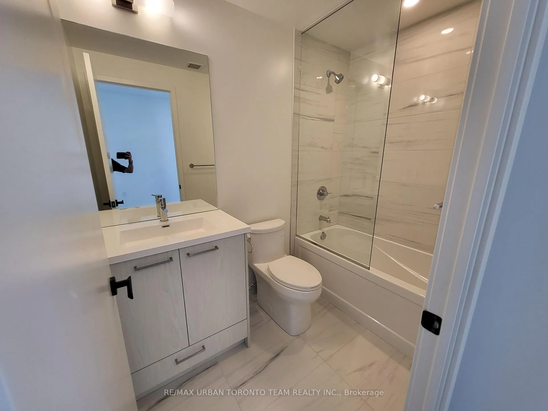 Photo 11 of Unit 2703, 28 Interchange Way, Vaughan, Vaughan Corporate Centre — HOMEH