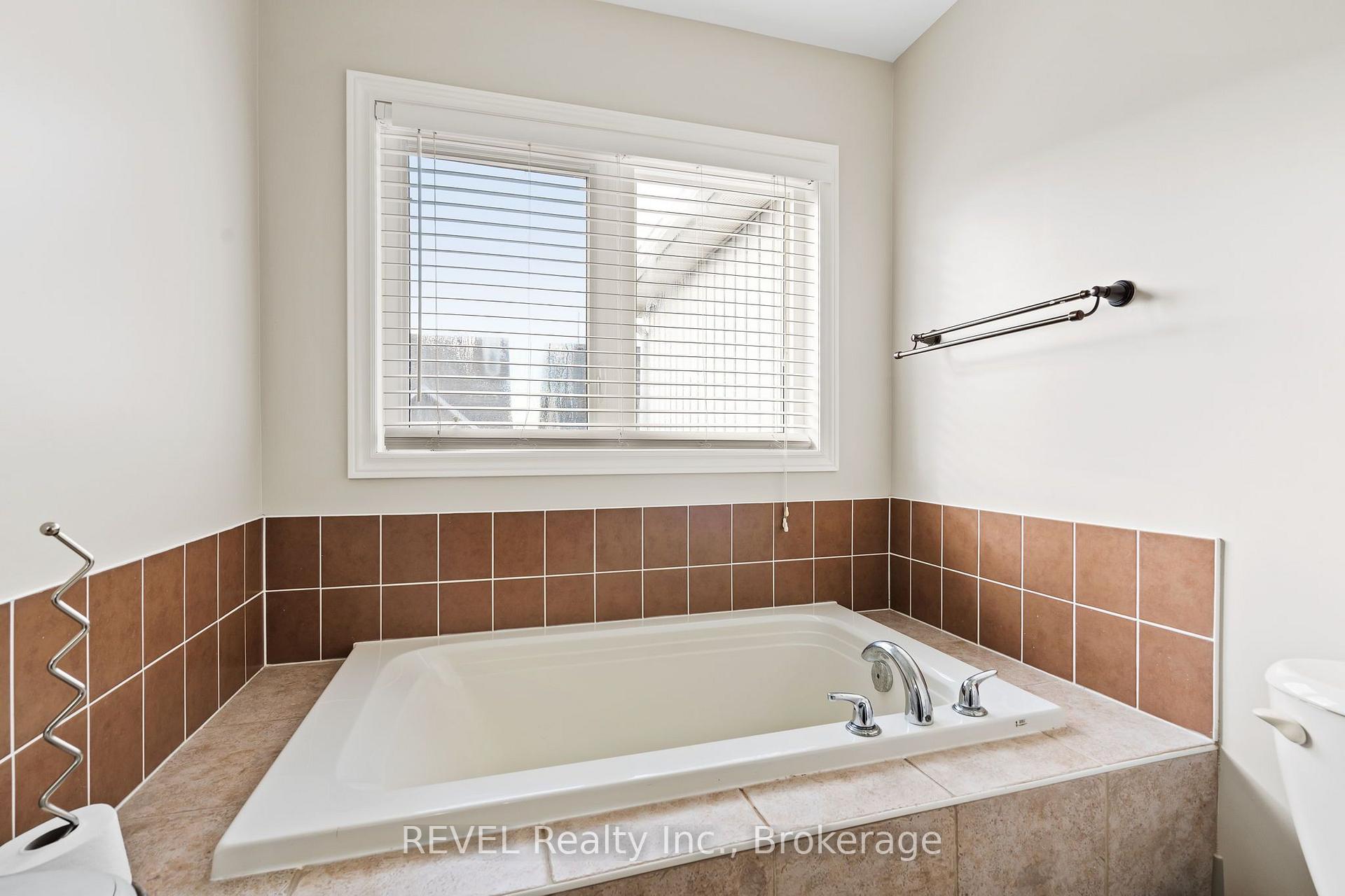 Photo 16 of 25 Colonel Lyall Street, St. Catharines, Secord Woods — HOMEH