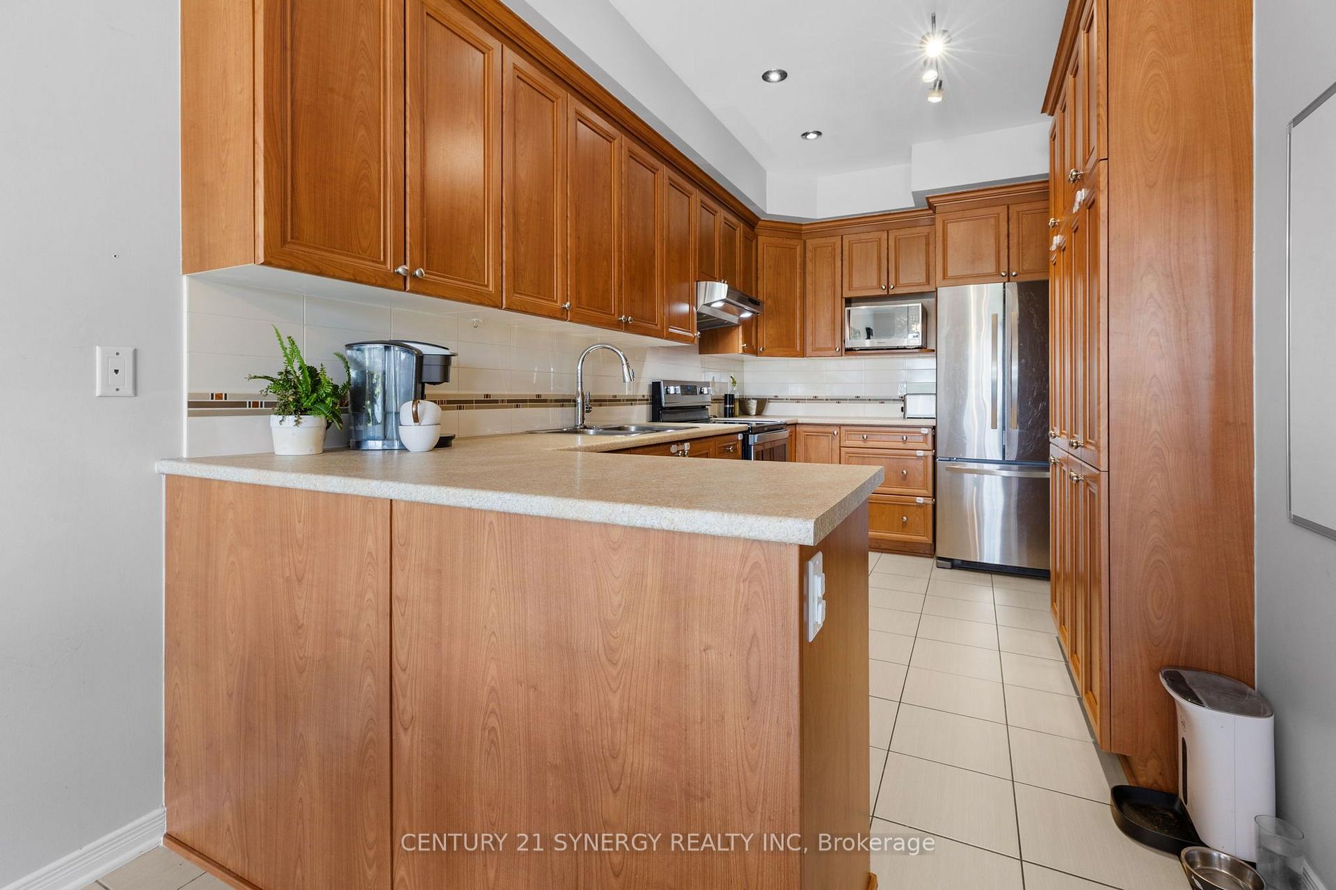 Photo 5 of 966 Torovin Private, Ottawa, Pineview — HOMEH