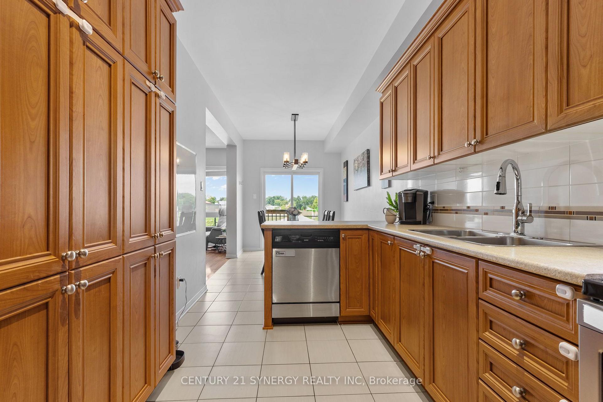 Photo 8 of 966 Torovin Private, Ottawa, Pineview — HOMEH