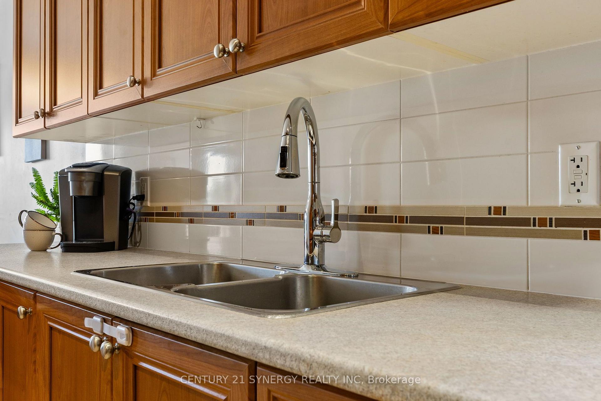 Photo 9 of 966 Torovin Private, Ottawa, Pineview — HOMEH