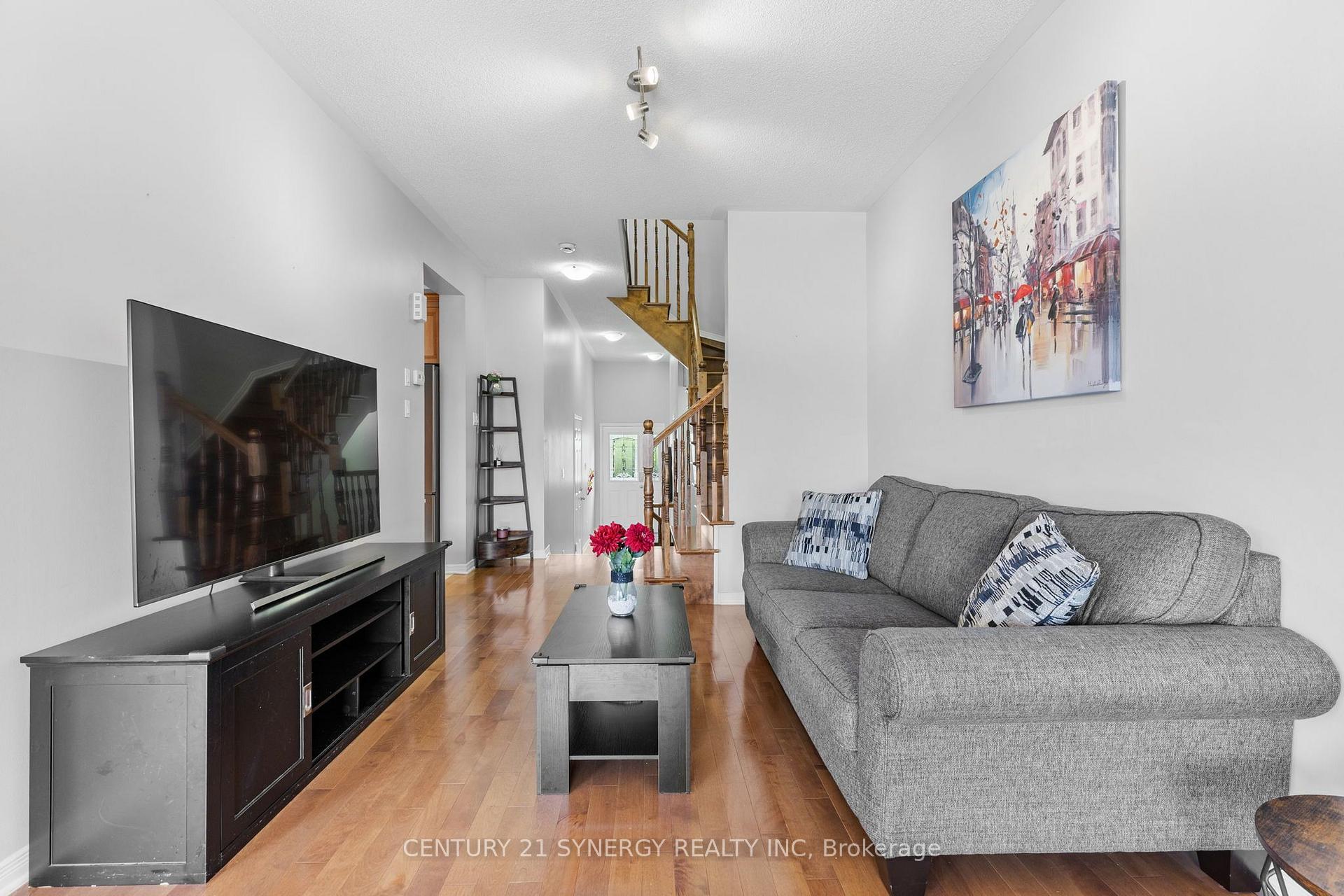 Photo 12 of 966 Torovin Private, Ottawa, Pineview — HOMEH