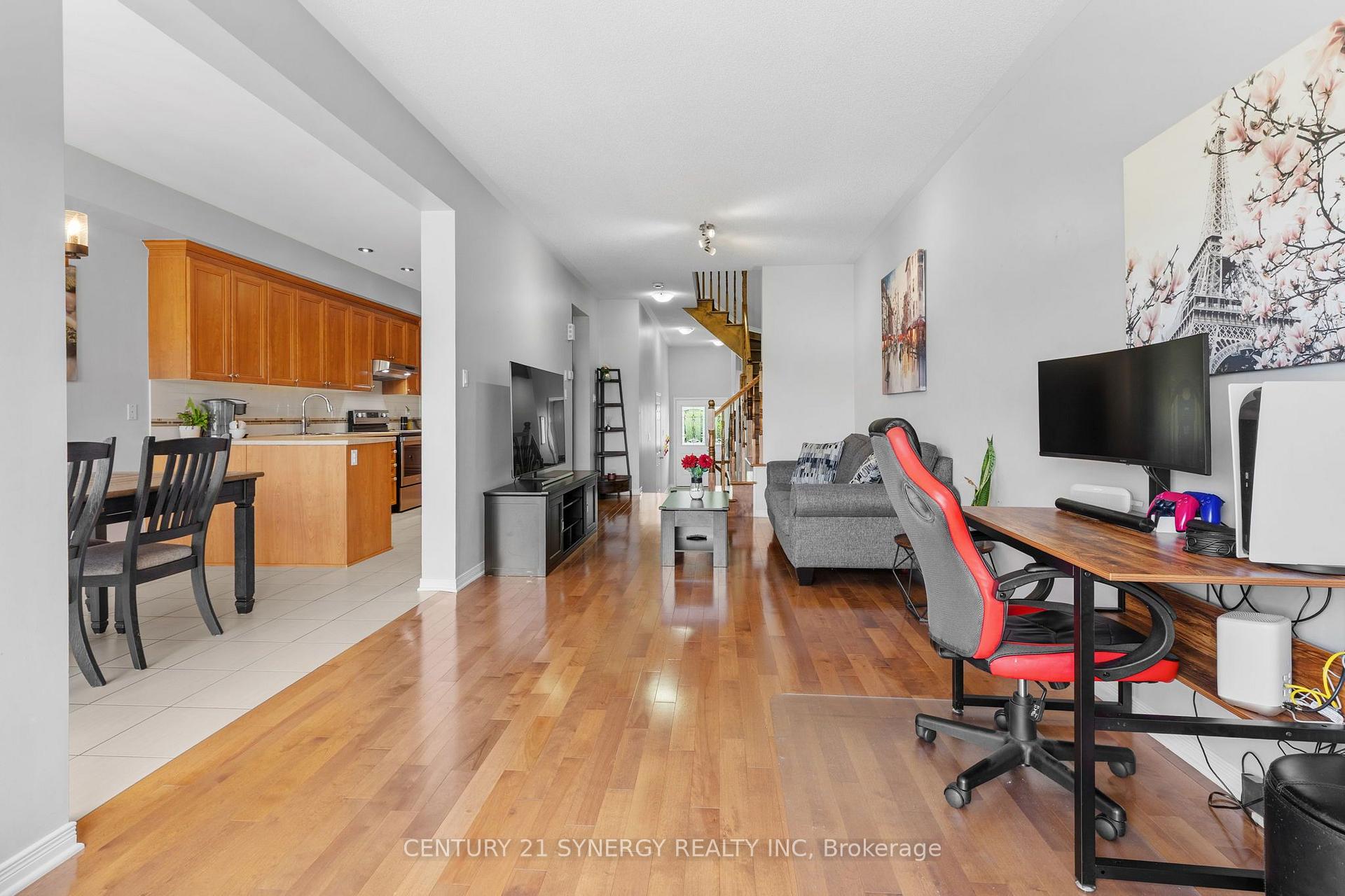 Photo 13 of 966 Torovin Private, Ottawa, Pineview — HOMEH