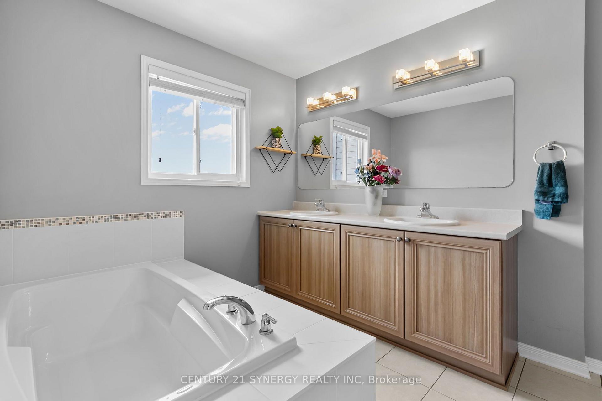 Photo 20 of 966 Torovin Private, Ottawa, Pineview — HOMEH