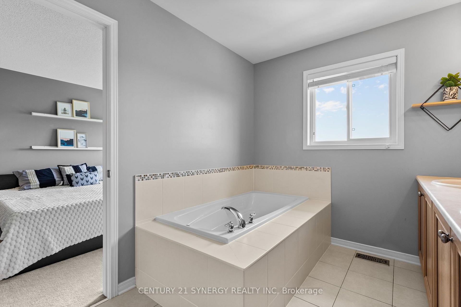 Photo 22 of 966 Torovin Private, Ottawa, Pineview — HOMEH