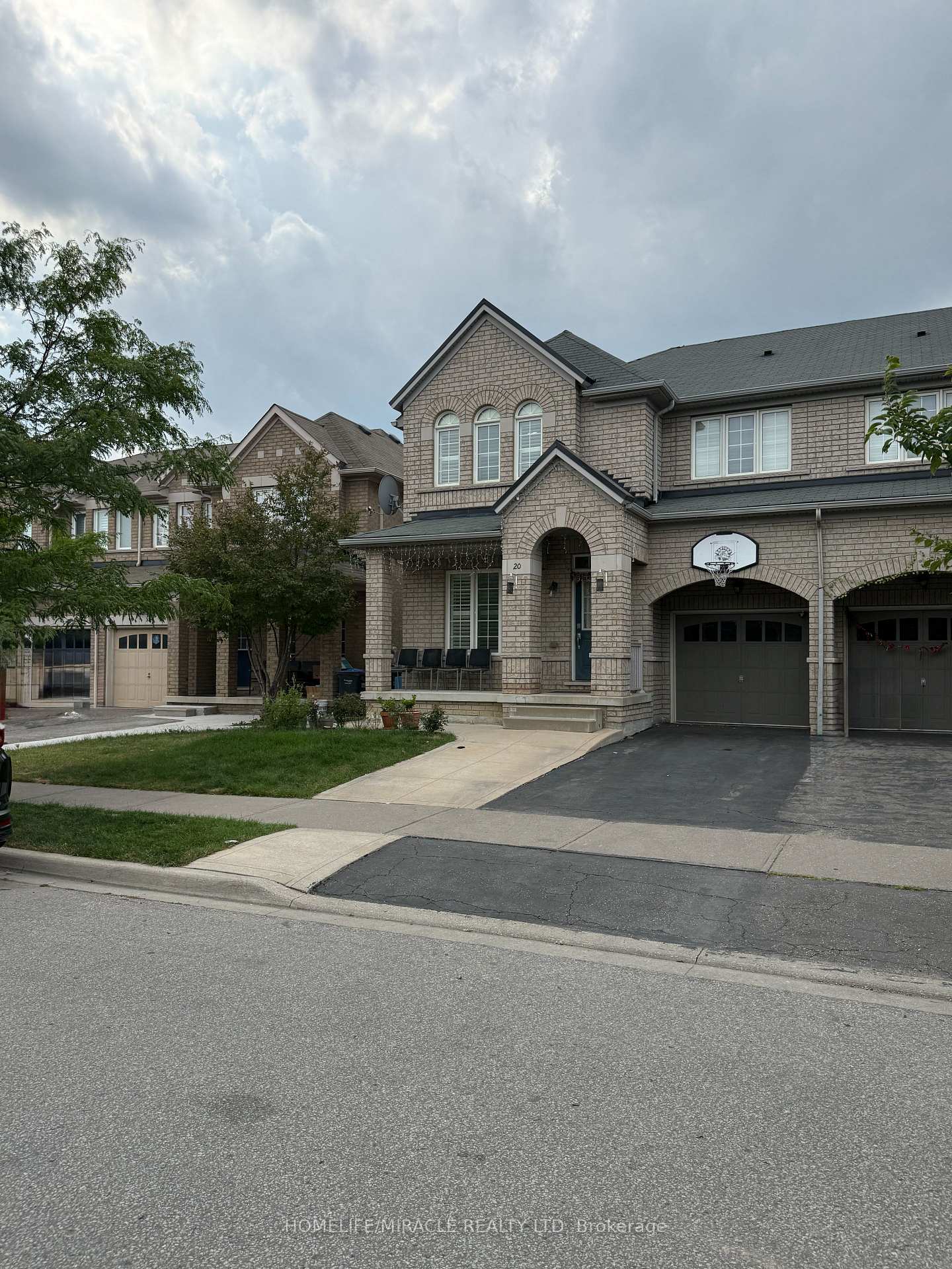 Front of 20 Country Ridge Court