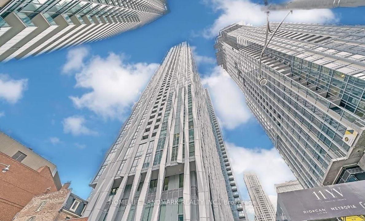 Front of Unit 2409, 1 Yorkville Avenue