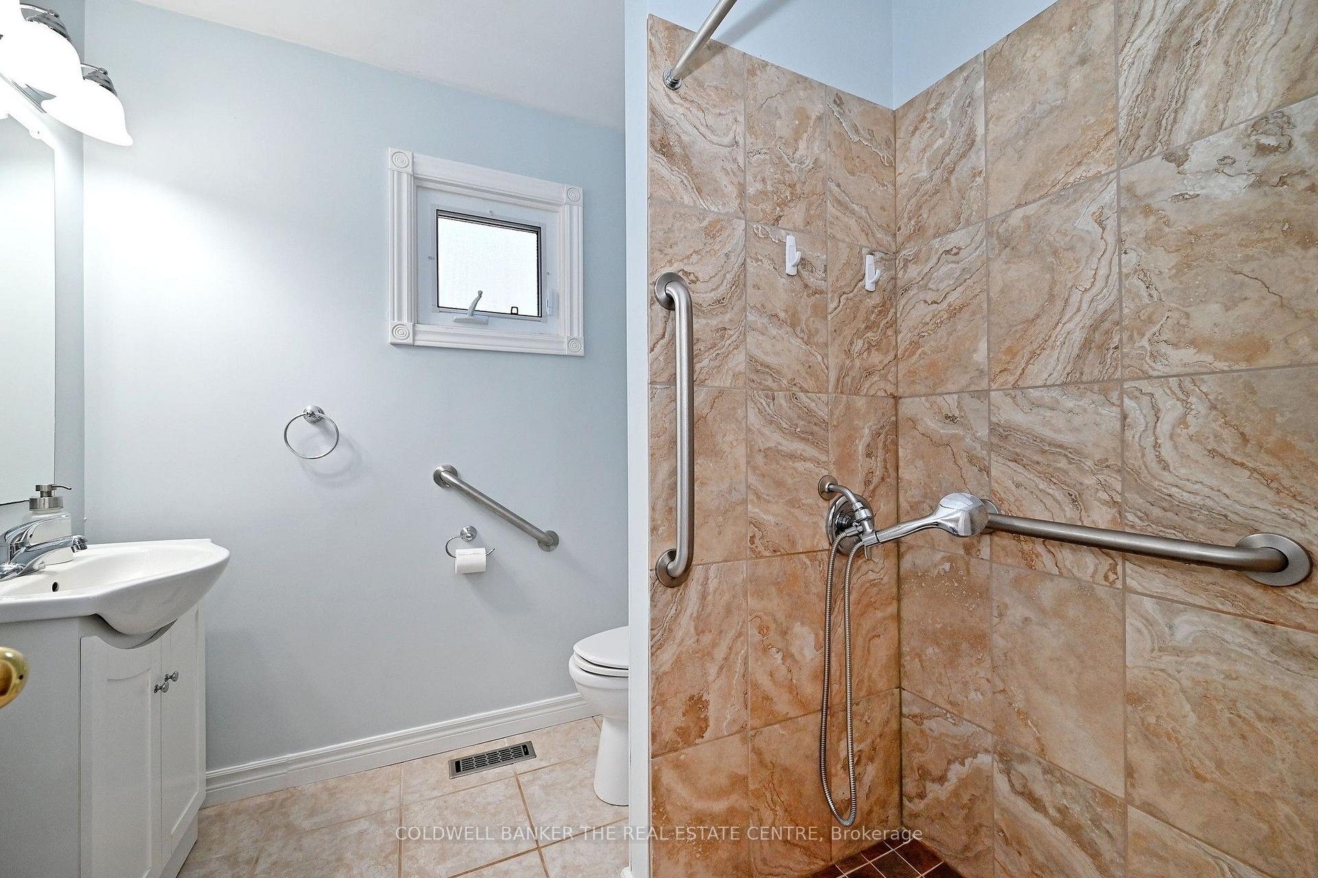 Photo 8 of 134 Huron Heights Drive, Newmarket, Huron Heights-Leslie Valley — HOMEH