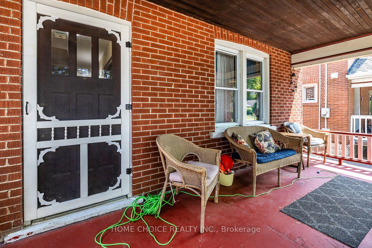 Photo 4 of 39 Burk Street, Oshawa, Vanier — HOMEH