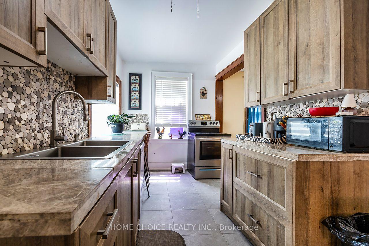 Photo 10 of 39 Burk Street, Oshawa, Vanier — HOMEH