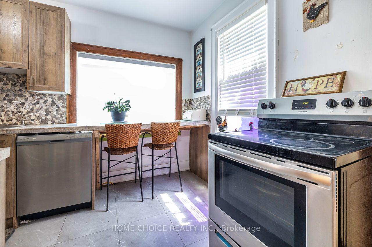 Photo 13 of 39 Burk Street, Oshawa, Vanier — HOMEH