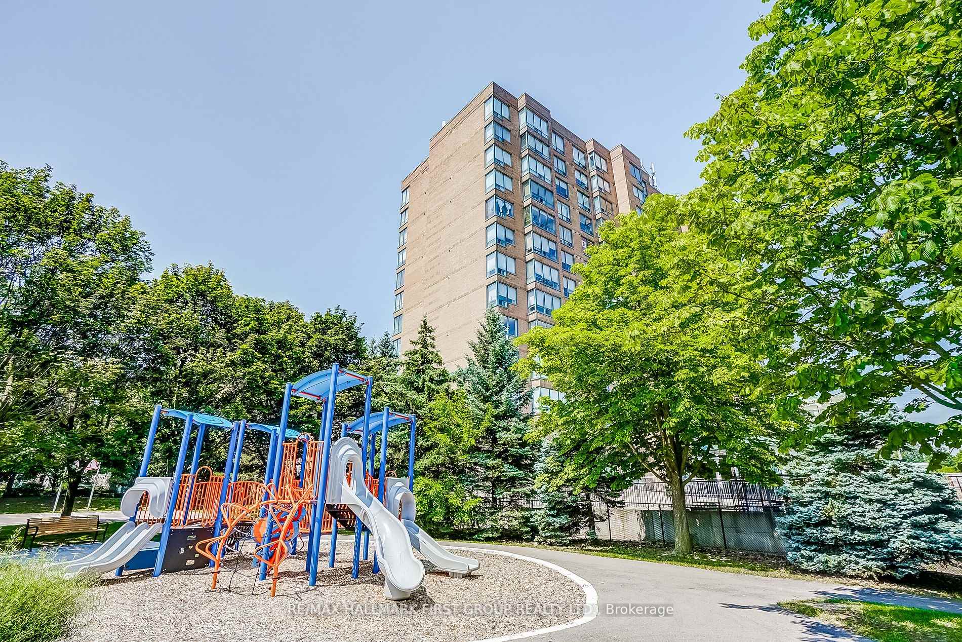 Photo 2 of Unit 501, 711 Rossland Road, Whitby, Pringle Creek — HOMEH